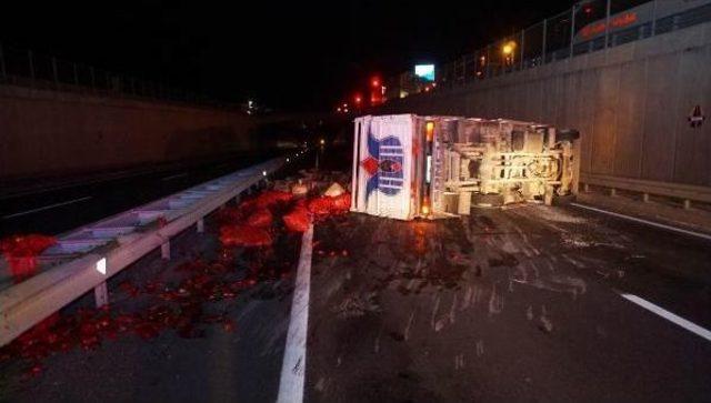 Sebze Y&uuml;kl&uuml; Kamyon Devrildi: 2 Yaralı 2