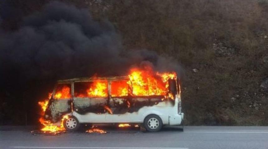 Hareket Halindeki Minib&uuml;s B&ouml;yle Yandı