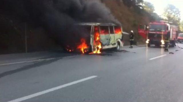 Hareket Halindeki Minibüs Böyle Yandı