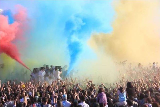 Gençler Renklerin Festivali'nde Buluştu