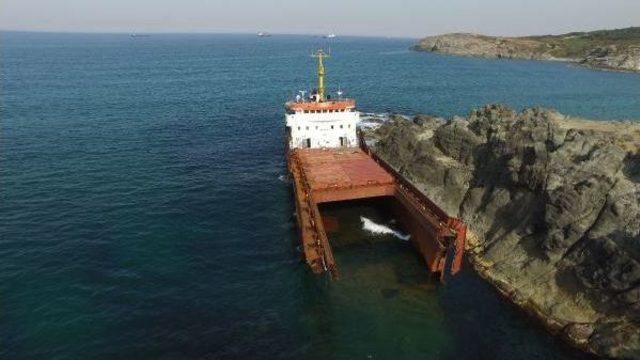 Kaderine Terk Edilen Gemi Parçalanmaya Başladı