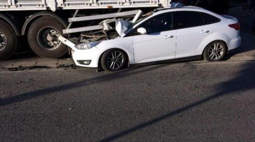 Köpeğe Çarpmamak Manevra Yaptı Tır'ın Altına Girdi: 2 Yaralı