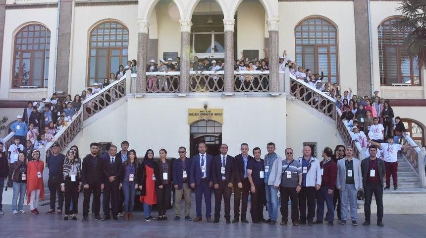 Vali Güvençer Konuk Öğrencileri Memleketlerine Uğurladı