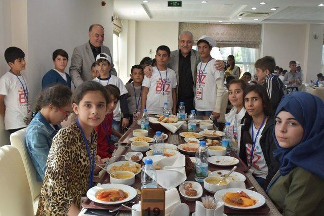 Vali Güvençer Konuk Öğrencileri Memleketlerine Uğurladı