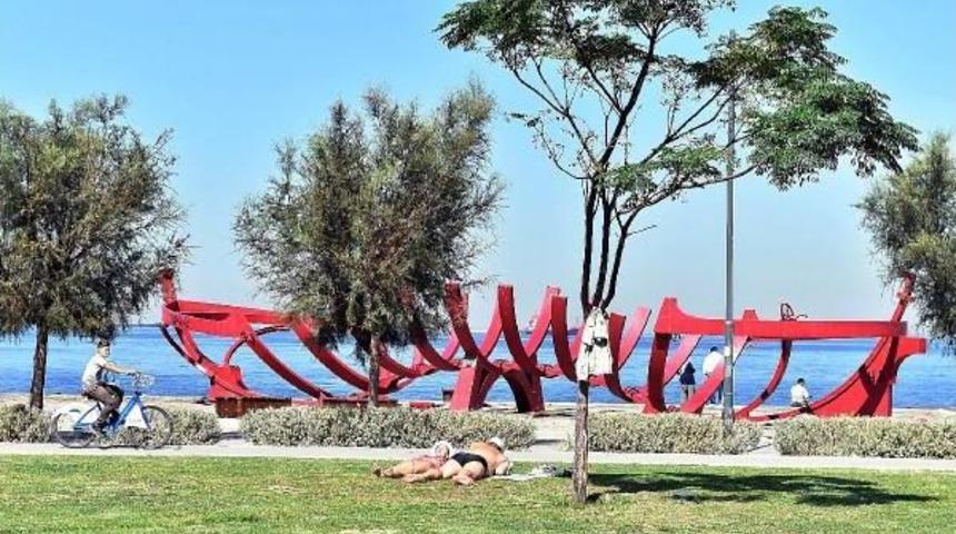 Kent Meydanında Bikiniyle G&uuml;neşlendiler