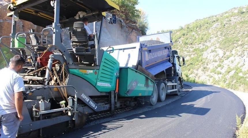 Sugözü’nde Sıcak Asfalt Çalışması Devam Ediyor