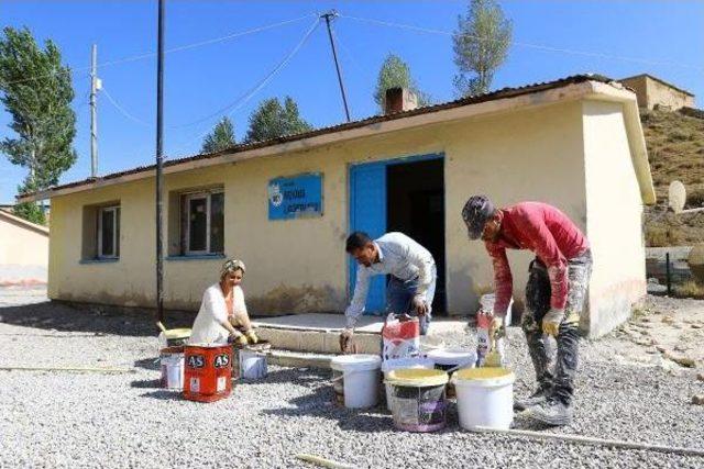 Van'daki Okullar Yenileniyor, Öğretmenler De Destek Oluyor