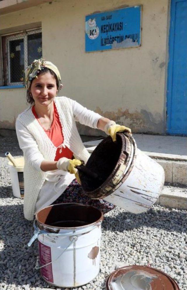 Van'daki Okullar Yenileniyor, Öğretmenler De Destek Oluyor