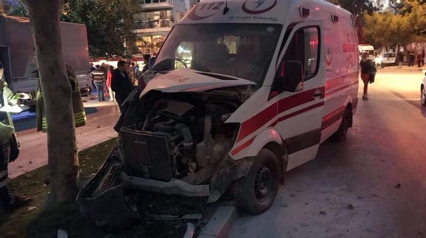 Otomobil Ambulansla &Ccedil;arpıştı: 3 Sağlık Personeli Yaralı