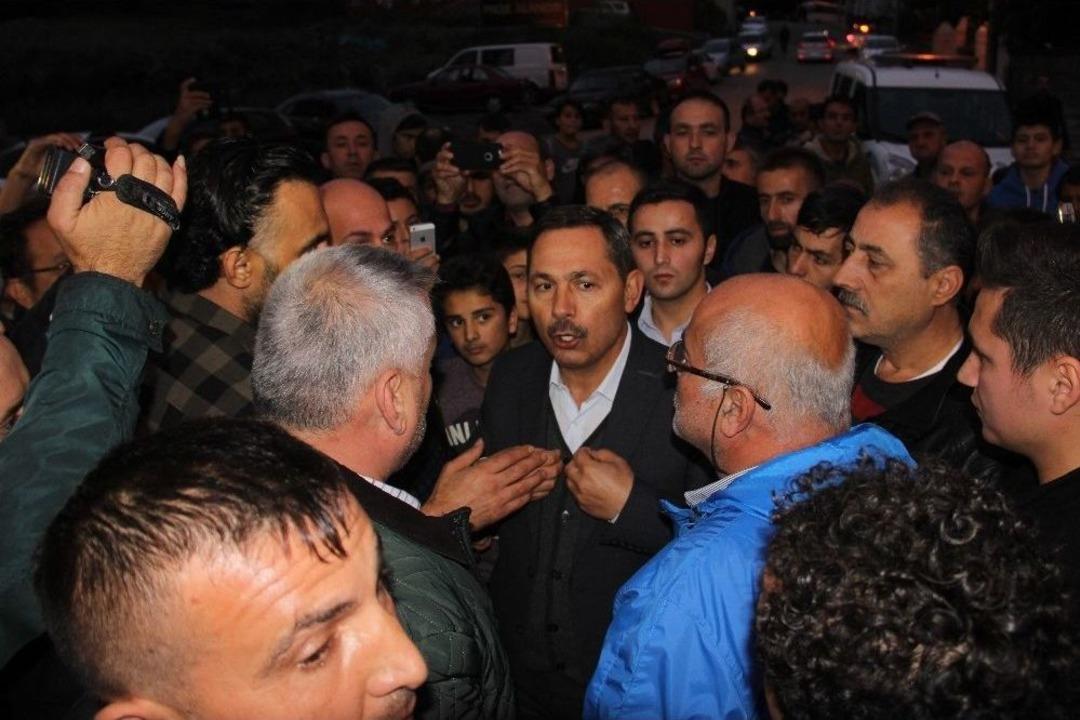 Kazalara Tepki G&ouml;steren Mahalleli Karayolunu Trafiğe Kapattı