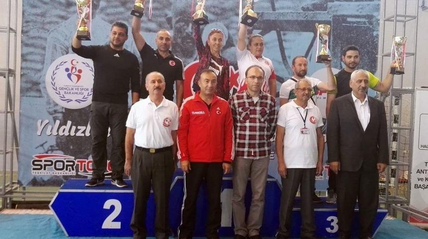 Burhaniyeli Yıldız Halterciler &Uuml;&ccedil;&uuml;nc&uuml; Oldu