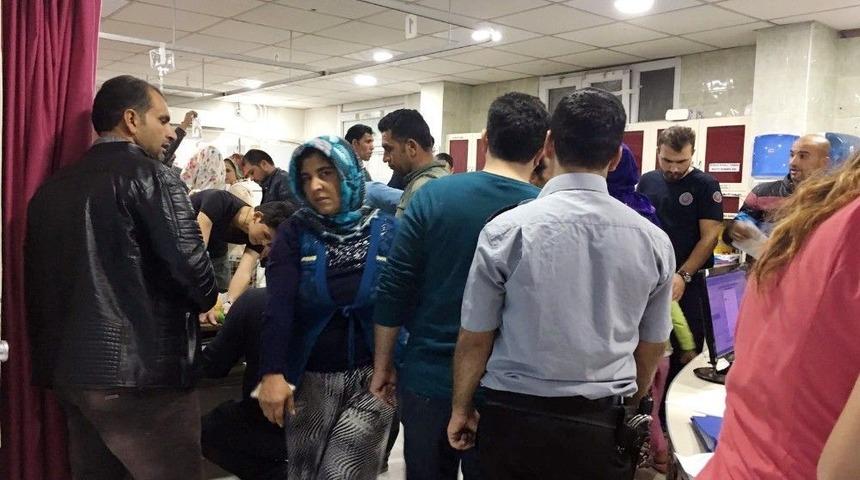 D&uuml;ğ&uuml;nde Yemek Yiyen 180 Kişi Zehirlendi