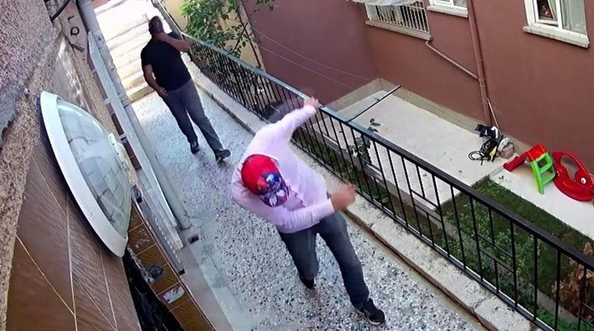 Oynayarak Girdikleri Binadan Televizyon &Ccedil;alarak Ka&ccedil;tılar