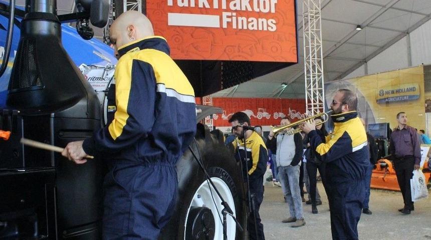 Trakt&ouml;r&uuml;n &Uuml;zerinde Konser Verdiler