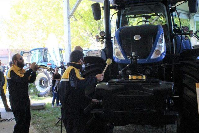 Traktörün Üzerinde Konser Verdiler 2