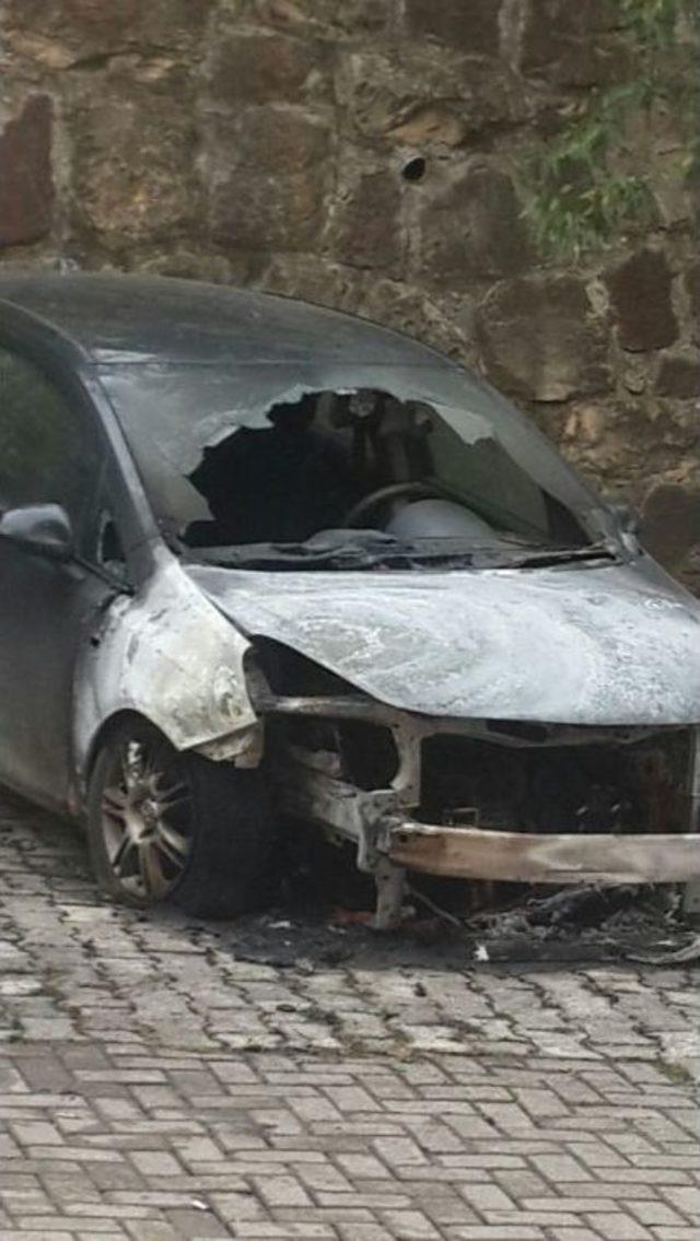 Park Halindeki Otomobil Alev Alev Yandı 1