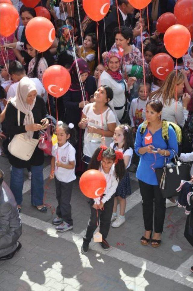 Gökyüzüne 15 Temmuz Şehitlerinin Isimlerini Uçurarak, Okula Başladılar