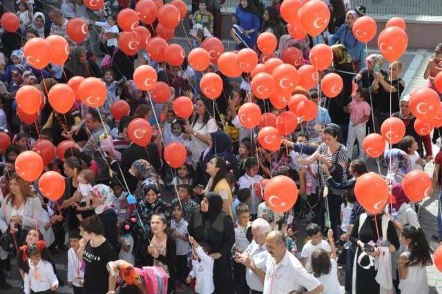 Gökyüzüne 15 Temmuz Şehitlerinin Isimlerini Uçurarak, Okula Başladılar