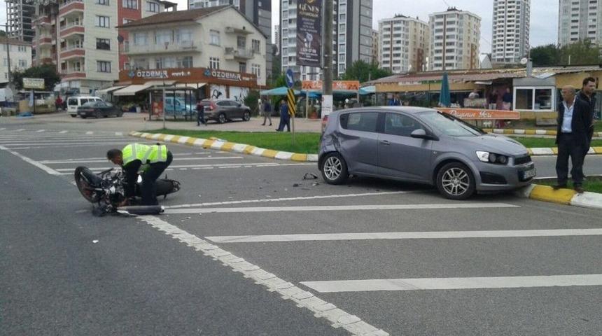 Motosiklet İle Otomobil &Ccedil;arpıştı: 1 Yaralı
