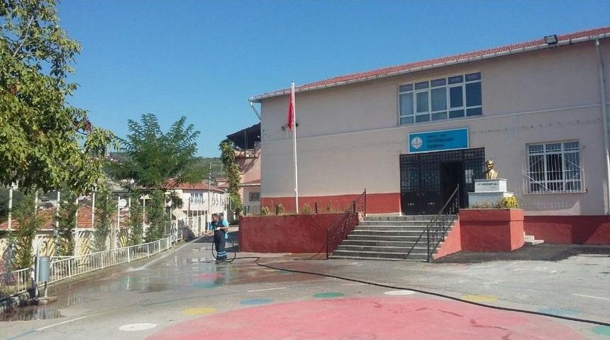 İzmit&rsquo;te Okul Bah&ccedil;eleri Yıkanıyor