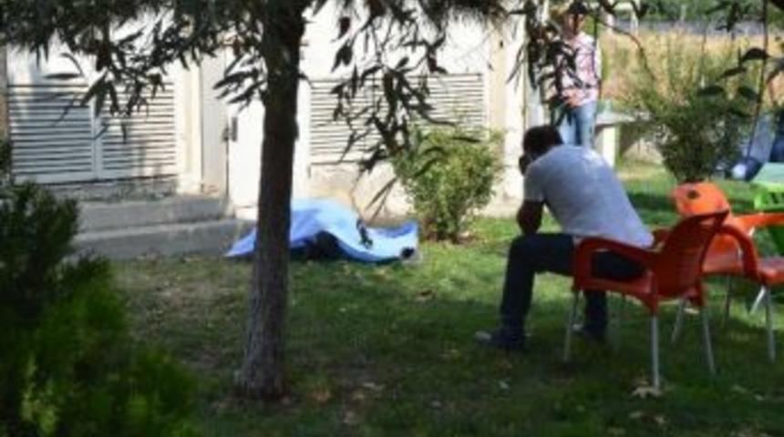 Büfe Arkasındaki Alanda Ölü Bulundu