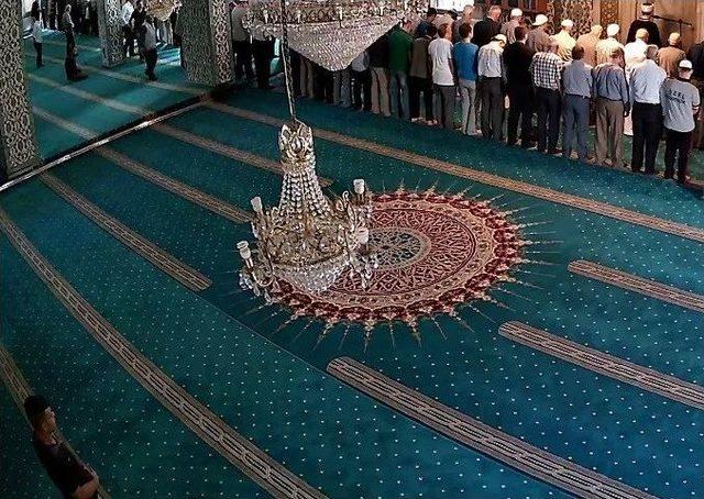 (özel Haber) Camide Namazın İlk Rekatını Kılıp Hırsızlık Yaptı