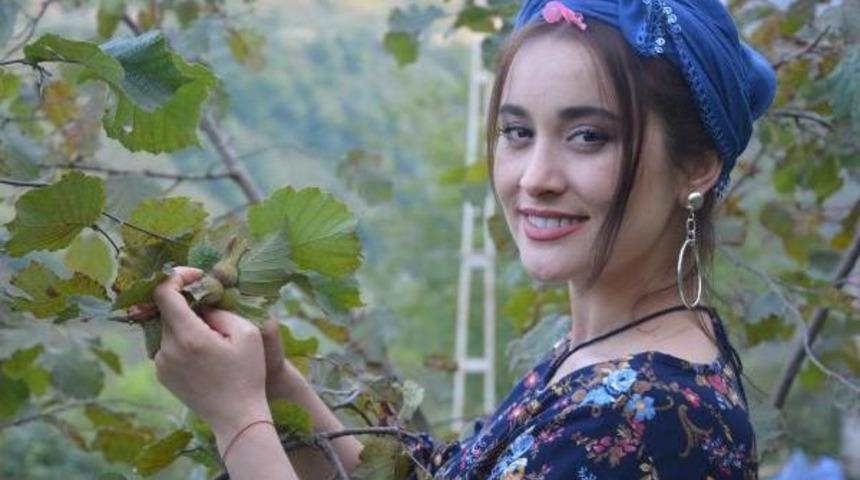 Şarkıcı Elif Kaya, Ailesinin Bah&ccedil;esinde Fındık Topladı