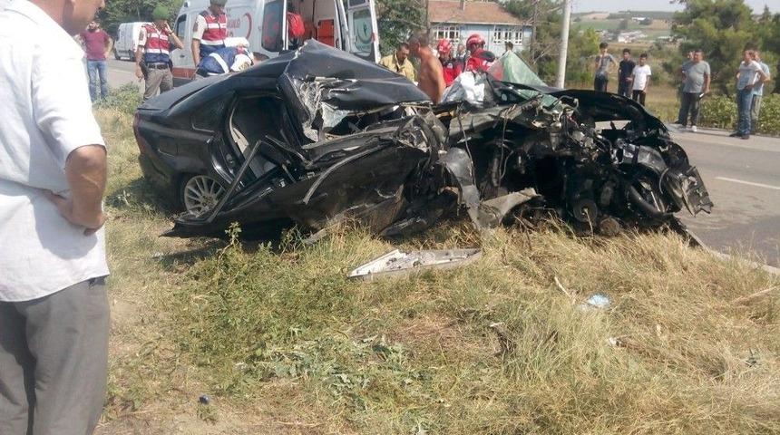 Kamyonla &Ccedil;arpışan Otomobilde Can Pazarı: 4 Yaralı