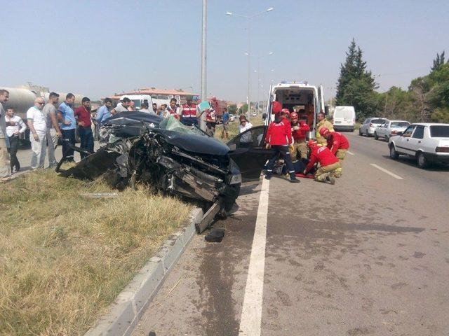 Kamyonla Çarpışan Otomobilde Can Pazarı: 4 Yaralı