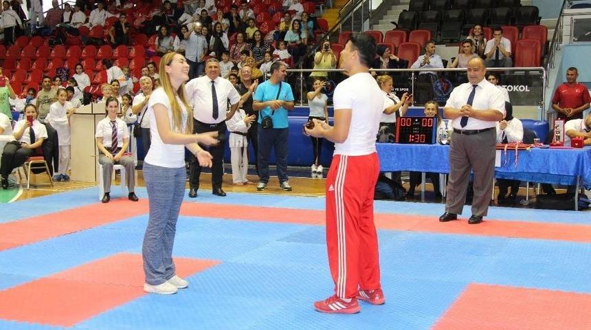 Rakip Antren&ouml;re Minderde S&uuml;rpriz Evlenme Teklifi