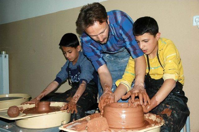 (özel Haber) Kendisi Gibi Engellilerle Engelleri Aşıyor