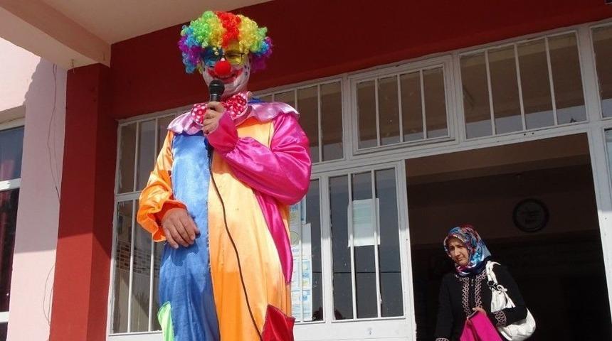 Minik &Ouml;ğrencileri Palya&ccedil;o Kılığına Giren Sınıf &Ouml;ğretmeni Karşıladı