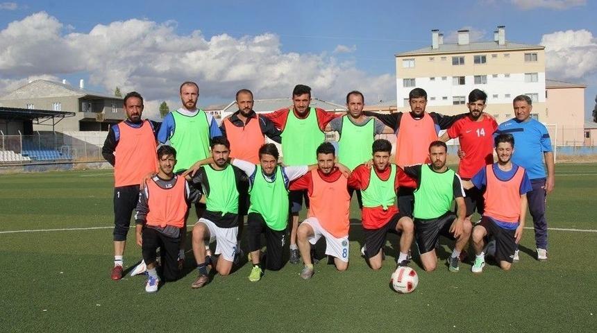 Başkan Vekili &Ouml;zt&uuml;rk&rsquo;ten Başkale Gen&ccedil;likspora Destek