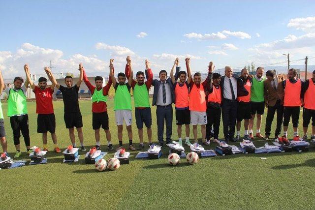 Başkan Vekili Öztürk’ten Başkale Gençlikspora Destek