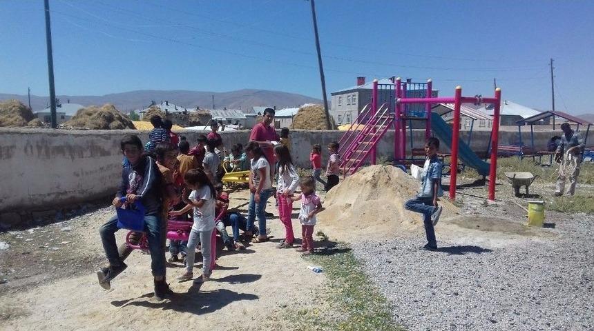 Okul Ve Mahalle Meydanlarına Park