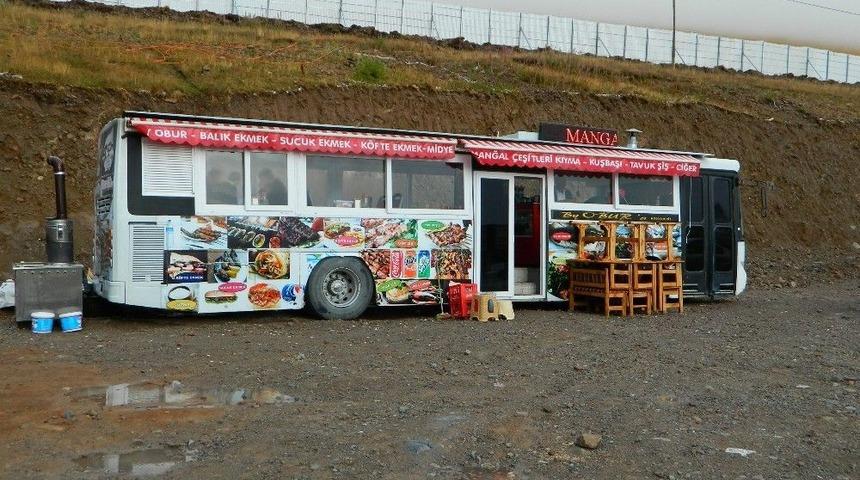 Yolcu Otob&uuml;s&uuml;nden Seyyar Lokanta Yaptı