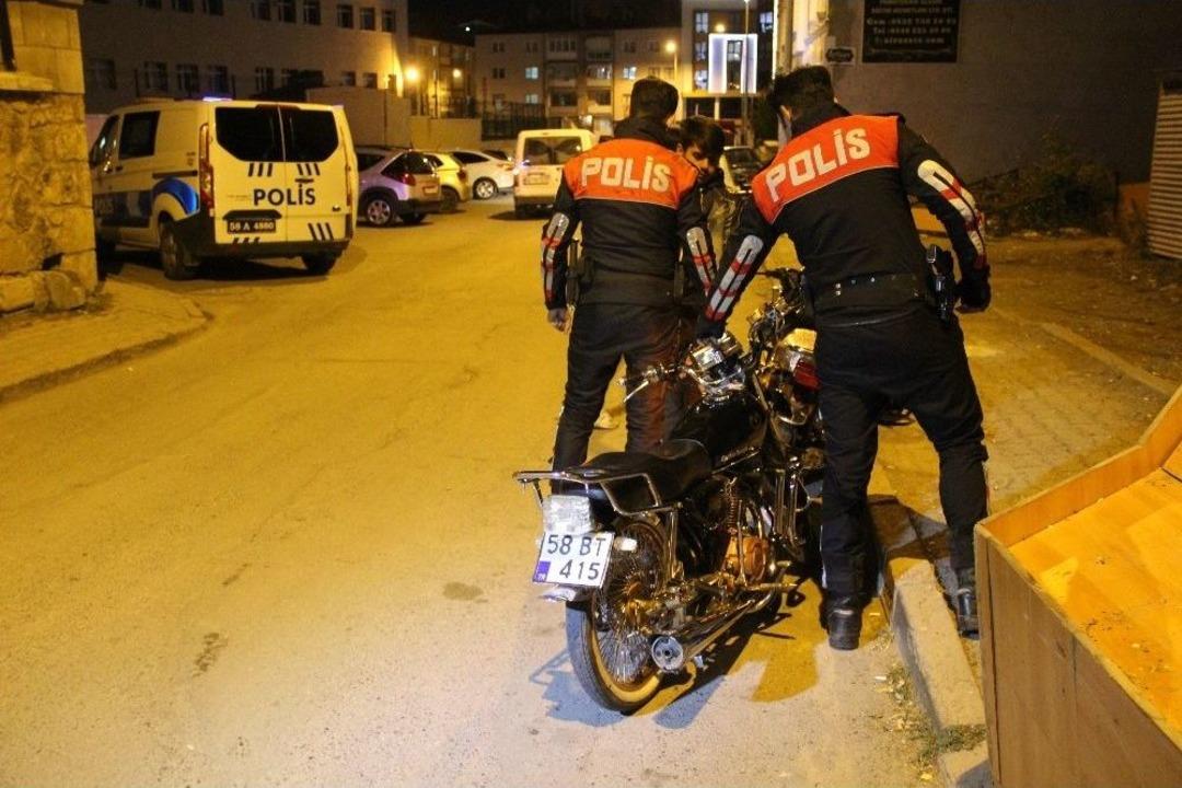 Hem Polisten Ceza Hem De Babasından Fır&ccedil;a Yedi