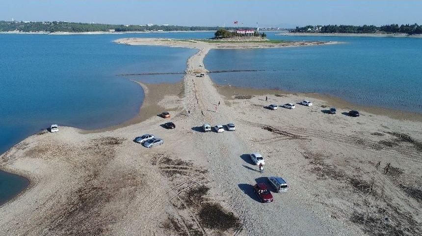 Sular &Ccedil;ekilince Adaya Y&uuml;r&uuml;yerek Gittiler