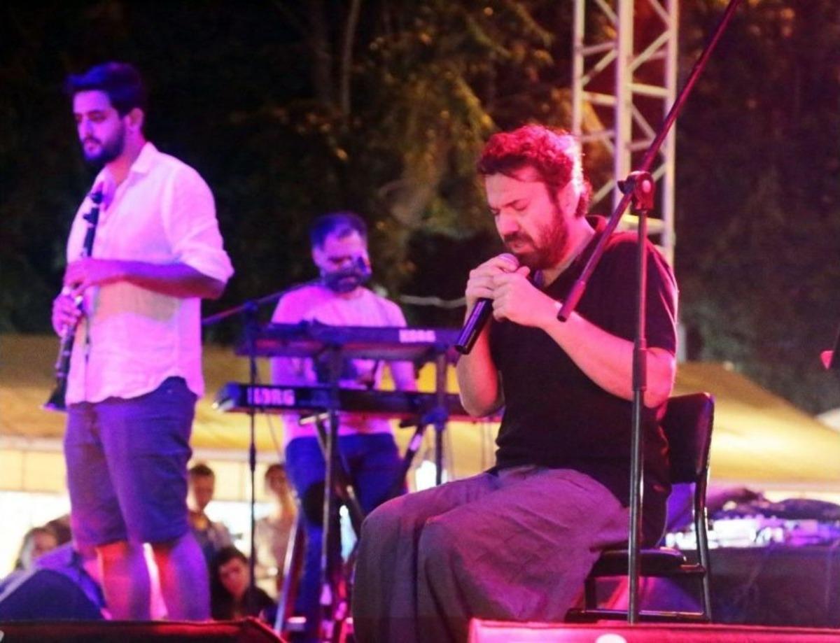 Halil Sezai Babasının Vefatına Rağmen Hayranları İ&ccedil;in Sahne Aldı