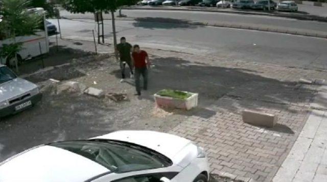  annemi Arayacağım  Deyip, Engelli Gencin Telefonunu &Ccedil;aldı 1