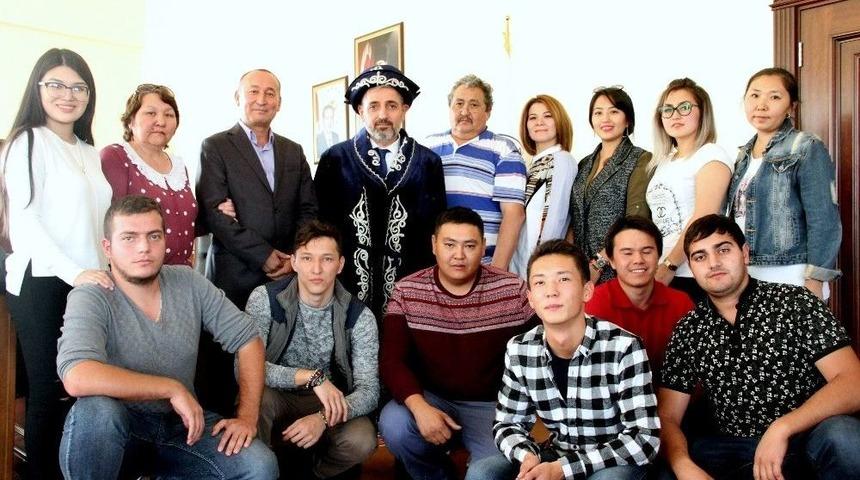 Kazak &Ouml;ğretim &Uuml;yeleri Ve &Ouml;ğrencilerden Ar&uuml;&rsquo;ye Ziyaret