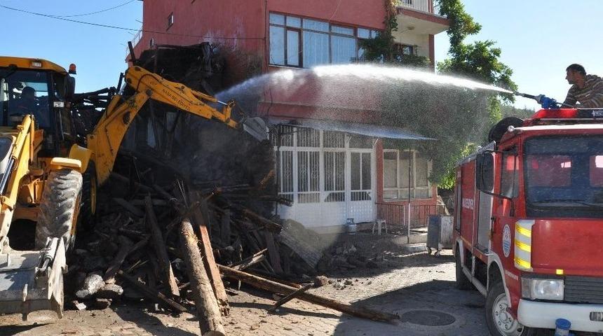 Naşa&rsquo;da Metruk Evler Yıkılıyor