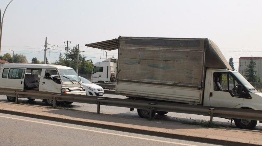 Emniyet Şeridinde Bekleyen Kamyonete Minibüs Çarptı