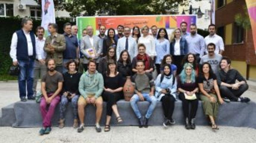 Avrupalı G&ouml;n&uuml;ll&uuml;ler Pişmiş Toprağı Tanıtacak