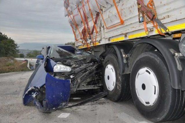 Otomobil Saman Yüklü Tır’A Arkadan Çarptı: 1 Ölü, 5 Yaralı 1