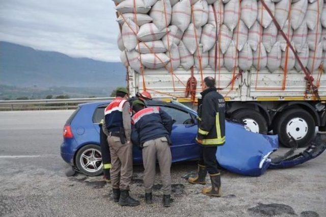 Otomobil Saman Yüklü Tır’A Arkadan Çarptı: 1 Ölü, 5 Yaralı 2