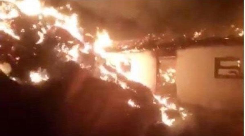 Ağılda Başlayan Yangın 2 Eve Sı&ccedil;radı