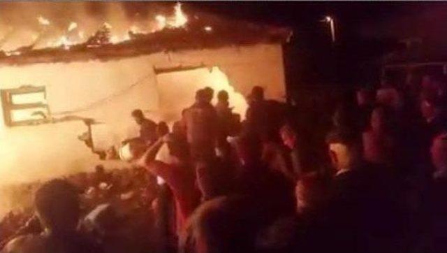 Ağılda Başlayan Yangın 2 Eve Sı&ccedil;radı 1