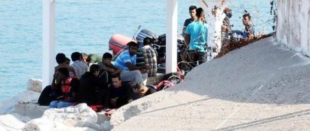 Balıkçı Teknesi Ile Yunan Adası'na Kaçış, Sahil Güvenliğe Takıldı