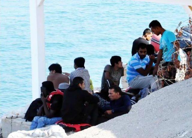 Balıkçı Teknesi Ile Yunan Adası'na Kaçış, Sahil Güvenliğe Takıldı